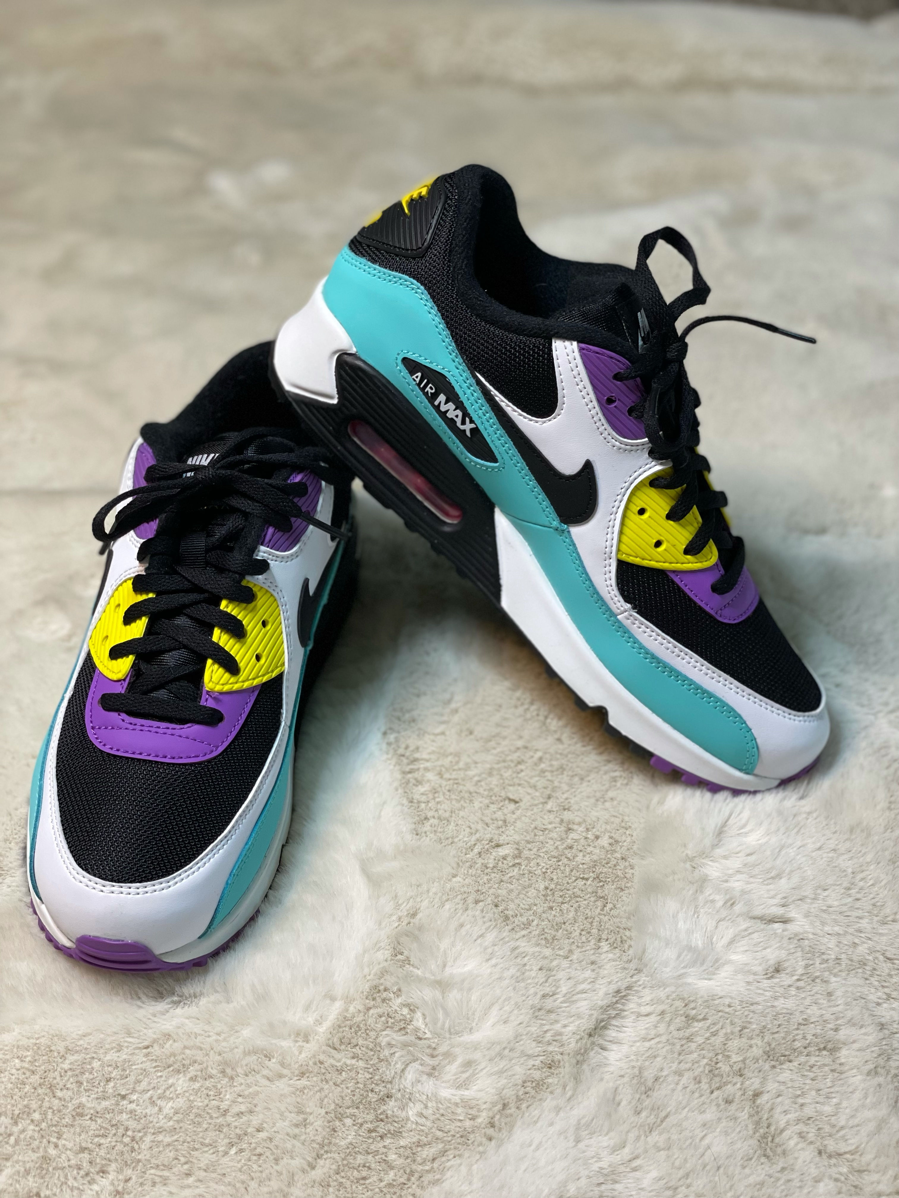 Brand New Nike Air Max 90 Essential
