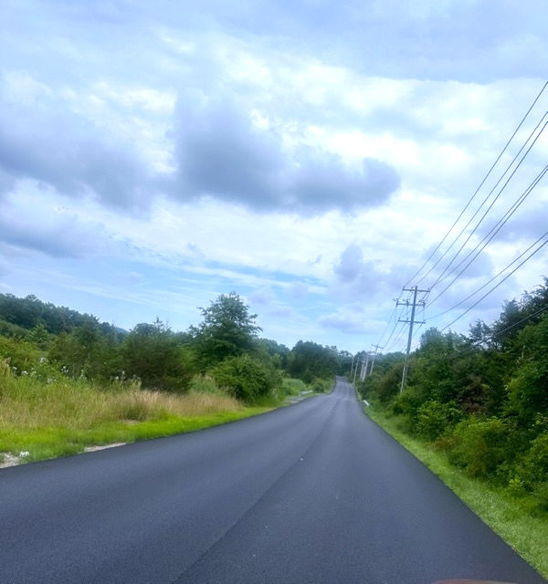 Round Hill Road West between Route 208 and Route 94