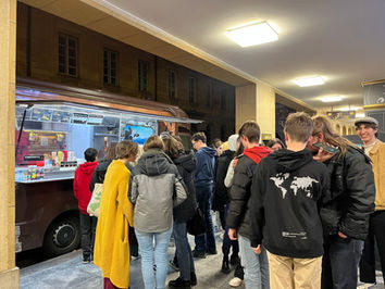 Une file attend pour un foodtruck pendant un événement événement time machine
