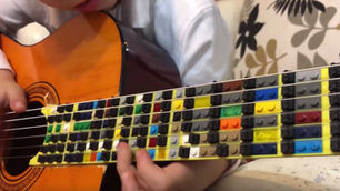 Cómo suena la guitarra hecha con Legos