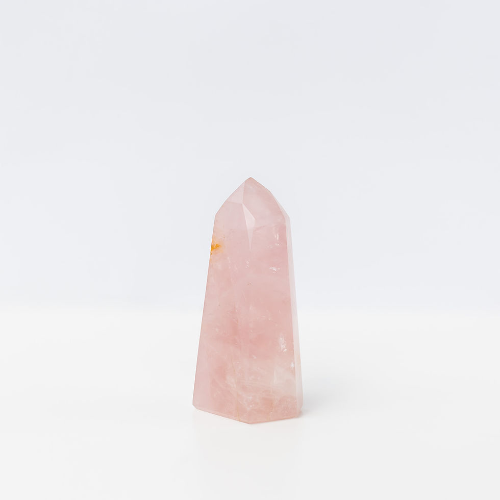 Miniatura: Prisma in quarzo rosa naturale, alto 10 cm, forma allungata con punta sfaccettata e tonalità rosa tenue lucida