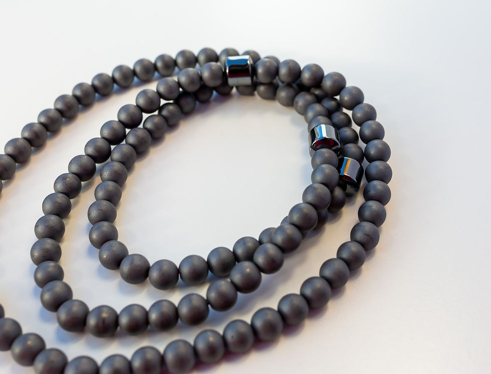 Miniatura: Mala tibetano in ematite naturale, composto da 108 grani opachi con distanzieri lucidi. Dettaglio