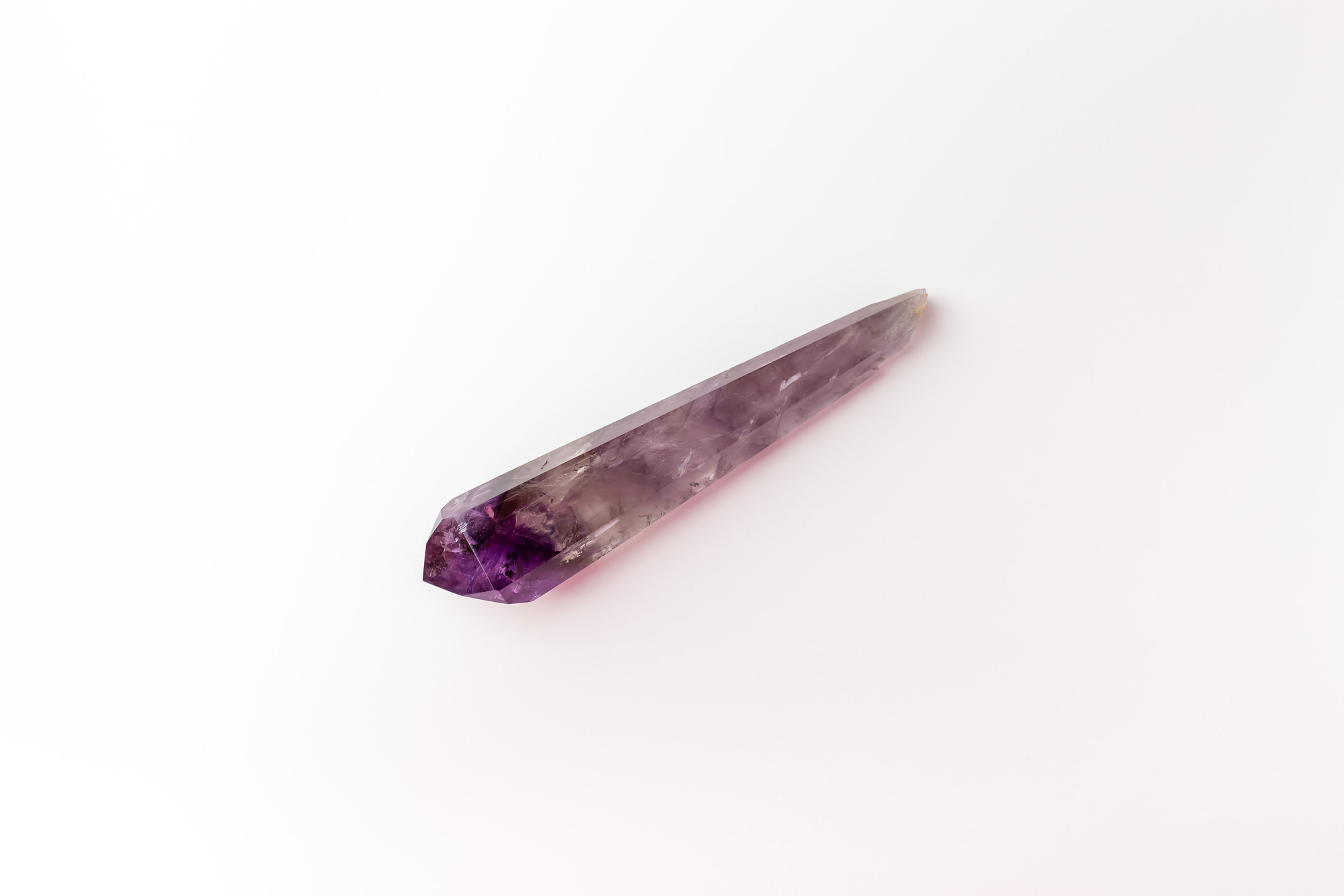 Punta di ametista levigata con sfumature viola e inclusioni naturali, ideale per cristalloterapia ed energia positiva