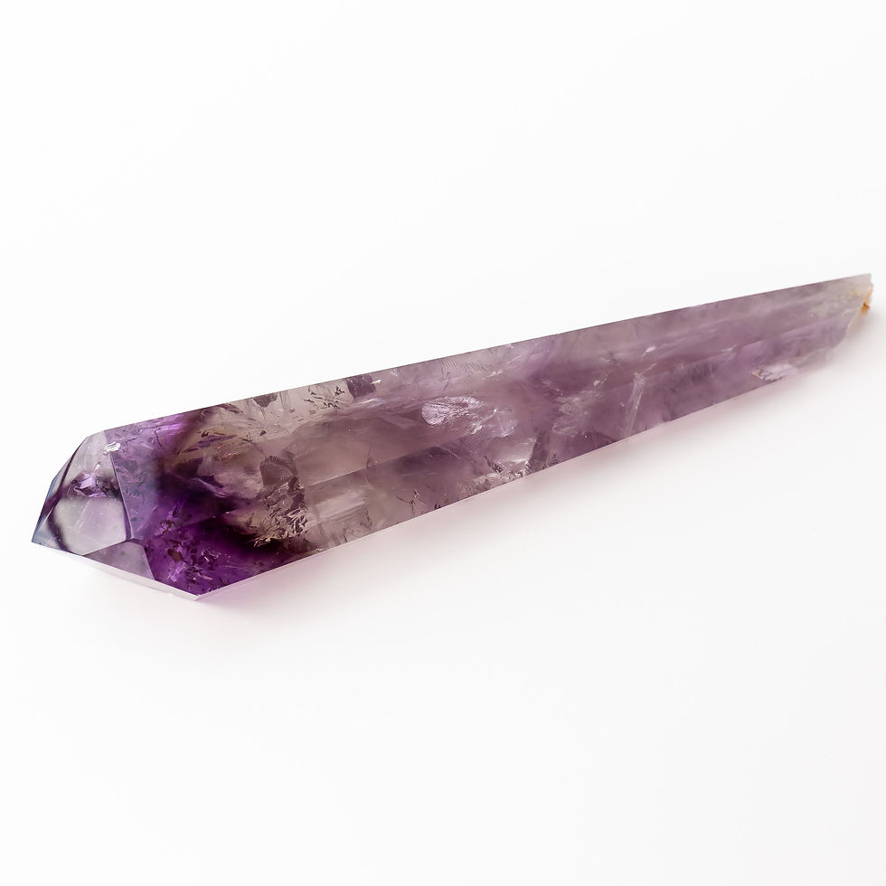 Punta di ametista levigata con sfumature viola e inclusioni naturali, ideale per cristalloterapia ed energia positiva