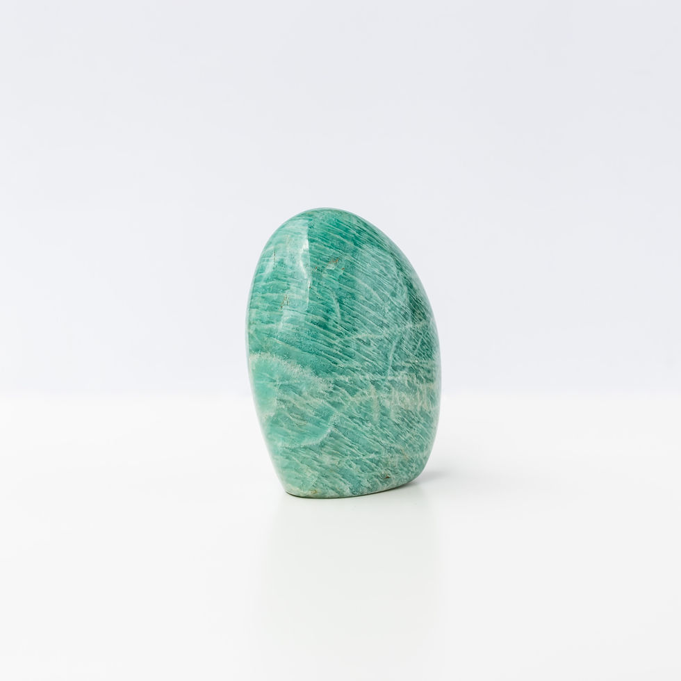 Miniatura: Amazzonite naturale levigata verde-azzurra con venature bianche, forma irregolare liscia, su sfondo chiaro