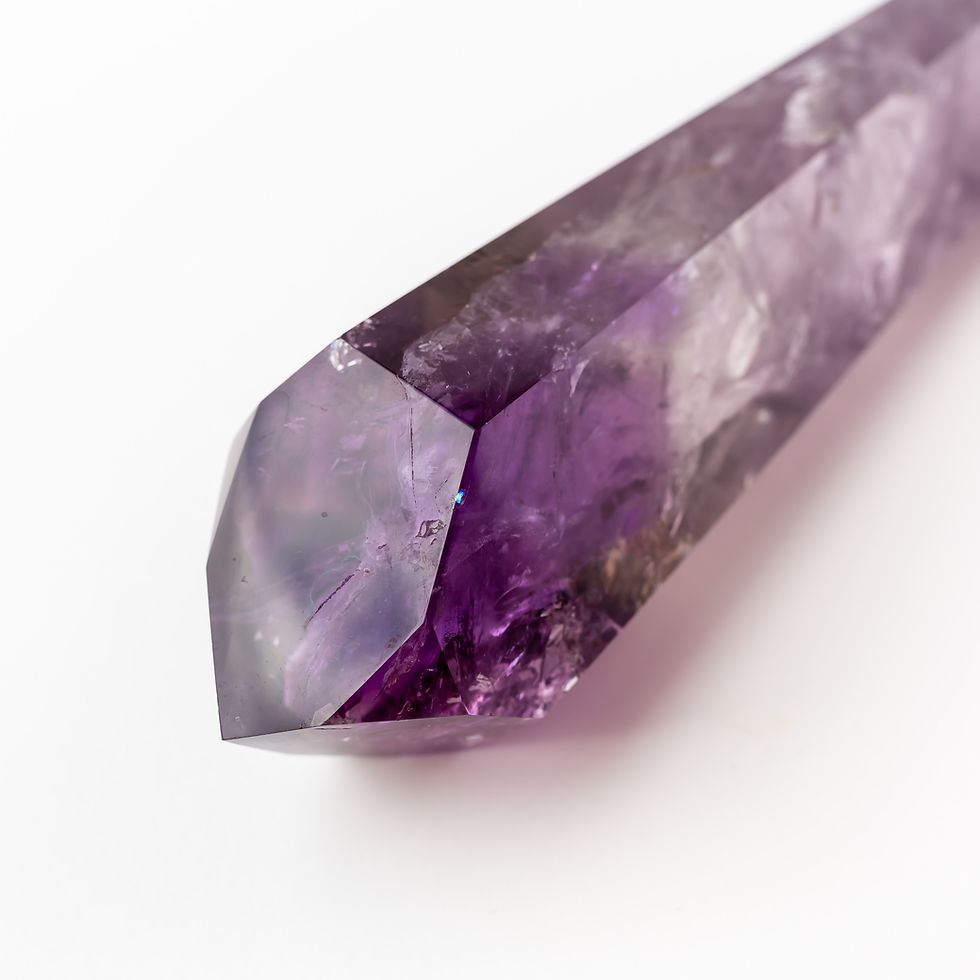 Miniatura: Punta di ametista levigata con sfumature viola e inclusioni naturali, ideale per cristalloterapia. Dettaglio