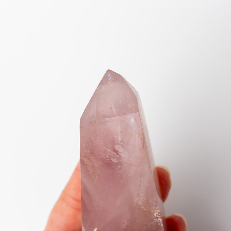 Miniatura: Prisma in quarzo rosa naturale, alto 10 cm, forma allungata con punta sfaccettata e tonalità rosa tenue lucida. Dettaglio