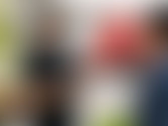 Un technicien NEOTUBE CHEMISAGE explique en toute transparence un devis de débouchage d'urgence sur tablette à une cliente, avec le camion aux couleurs de l'entreprise en arrière-plan, illustrant un tarif juste et détaillé.