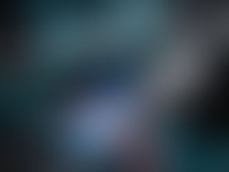 Un robot miniature de forme arachnoïde équipé d'un capteur lumineux inspecte un gros tuyau rouillé. Des graphiques holographiques bleus et rouges affichent des données d'analyse, des schémas de tuyauterie et des rapports sur l'intégrité structurelle, symbolisant l'analyse par IA du réseau d'assainissement.