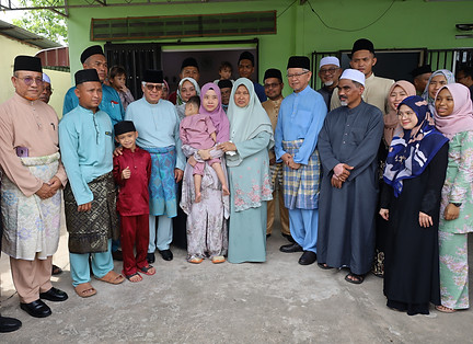 TYT Tun visited the family of Muhammad Hawari Hashim, an OKU climber and participant in Malaysia Everest 2023, who was reported missing on May 19, 2023