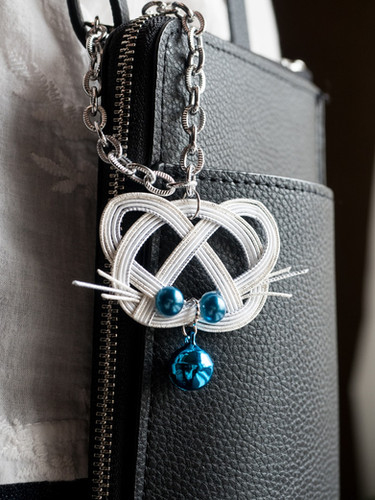 ☆感謝品☆水引・チャーム・水の呼吸・ジャンピング猫・レジン☆ ピンク系水引猫結びとピンク招き猫和紙と桜チャームのストラップ