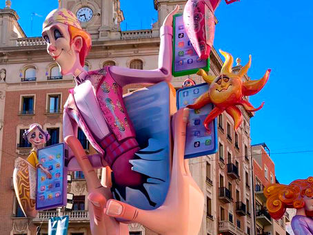 La Falla Obispó Amigó-Cuenca gana el primer Premio Fallero Controla Club por su crítica a los peligros del mal uso de los móviles y las redes sociales