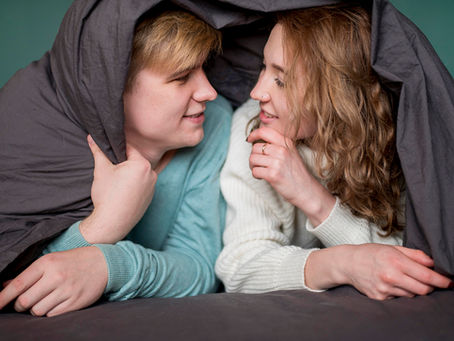 ¿Dejar dormir a la pareja en casa? El debate de las familias ante la sexualidad adolescente