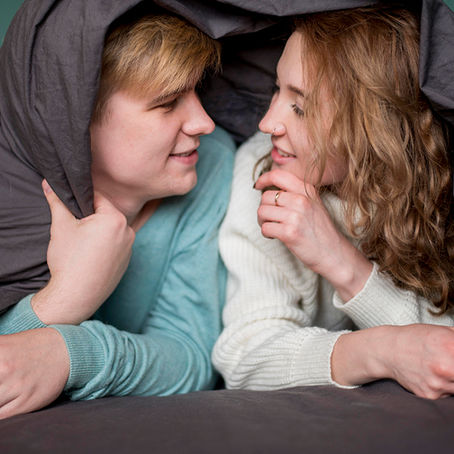 ¿Dejar dormir a la pareja en casa? El debate de las familias ante la sexualidad adolescente