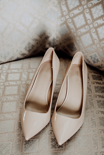 Detaljbild på brudens skor