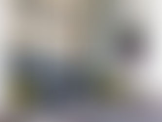 Utendørs infoskjerm ved hovedinngangen til et forretningsbygg