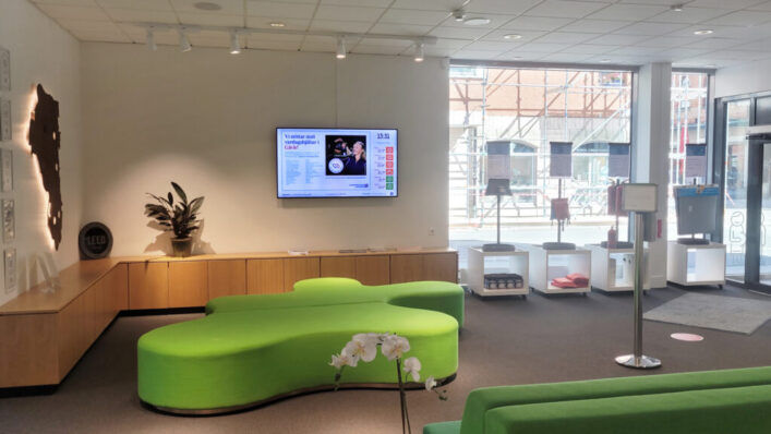 En Samsung infoskjerm med PLAYipp Signage lisens i en resepsjon