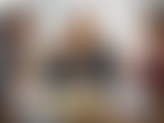 Tre ansatte diskuterer drift og ansvar i møterom etter teknisk svikt mellom IT-avdeling og leverandør.