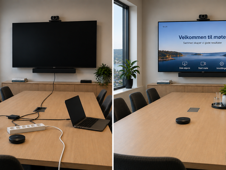 Konferanserom med delt visning før og etter oppsett; en tom TV-skjerm blir til en møteskjerm med teksten «Velkommen til møte», samt bærbar PC, bord og planter. AV Signage logo vises i høyre øvre del av bildet
