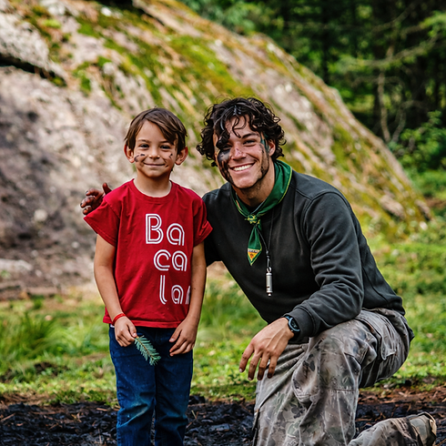 niño y joven en el bosque.png