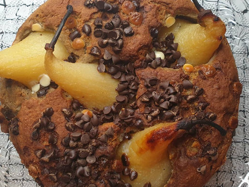 Moelleux poires pochées et pépites de chocolat, sans sucre raffiné et farine de sarrasin.