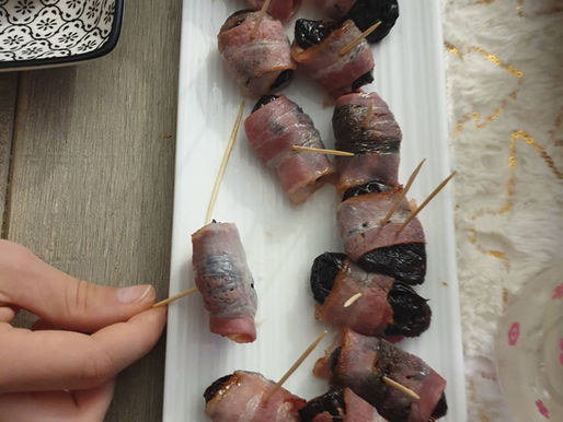 Pruneaux roulés au lard.