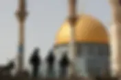 Sob proteção da polícia israelense, dezenas de colonos israelenses invadiram hoje os pátios da Mesquita de Al-Aqsa, em Jerusalém
