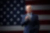O presidente dos eua, Joe Biden, condenou os ataques de drones iranianos contra instalações militares em israel, reiterando o apoio “ferrenho” de Washington e uma resposta coordenada do G7