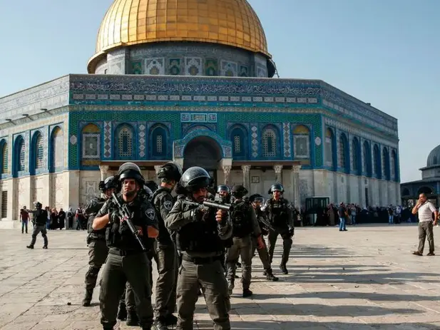 200 colonos israelenses invadiram os pátios da Mesquita de Al-Aqsa, sob escolta da polícia de ocupação
