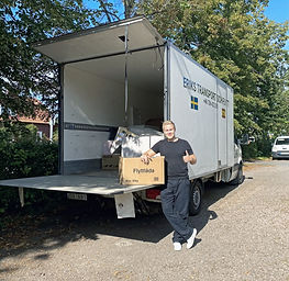 Erik står framför Flyttbilenbilen