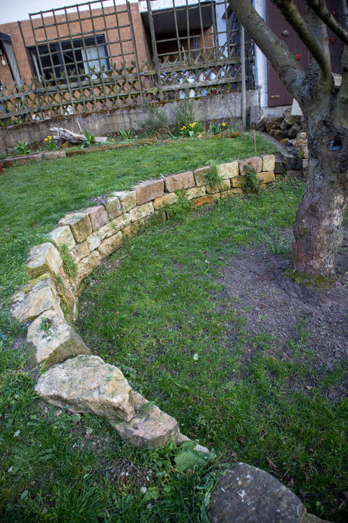Gartengestaltung mit Sandsteinmauer im Rasenbereich - Gliederung und ausgleich von Höhenunterschieden