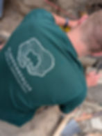 Jonathan Klappenberger, beim Bau einer Natursteinmauer