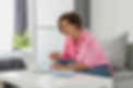 mulher-de-camisa-rosa-sentada-relaxada-no-sofa-em-casa-na-mesa-trabalhando-online-no-lapto