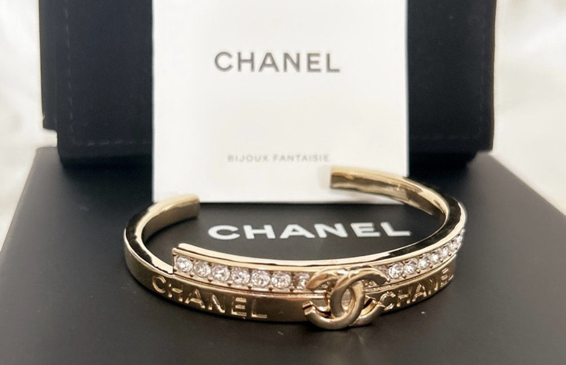 CHANEL Cuff bracelet. M