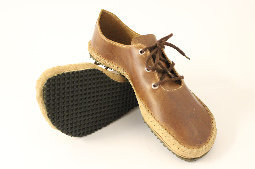 Braune Lederschuhe mit Schnürung und Korksohle
