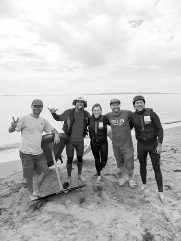 **Texte corrigé :**
Chez Plein Vent Les Îles, nous sommes choyés et reconnaissants de créer autant d’amitiés et de partager tant de plaisir avec nos nouveaux clients. Merci du fond du cœur pour ces moments précieux !

**ALT :**
Équipe de Plein Vent Les Îles partageant un moment convivial avec des clients dans une ambiance chaleureuse.

