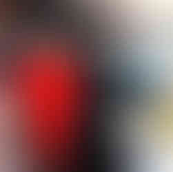 Vue de l'intérieur de la remorque mobile de Plein Vent les îles montrant l'organisation du matériel : combinaisons isothermes (wetsuits) et vestes de flottaison (VFI) prêtes pour les clients.