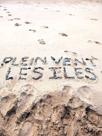 Art de roches réalisé sur la plage de la Martinique aux Îles-de-la-Madeleine pendant qu’un groupe suit un cours d’e-foil.