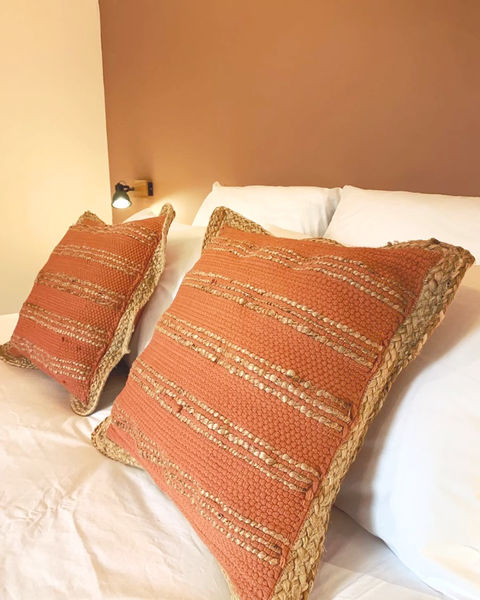 coussin sur lit dans la maison des écureuils de Bruniquel location de vacances