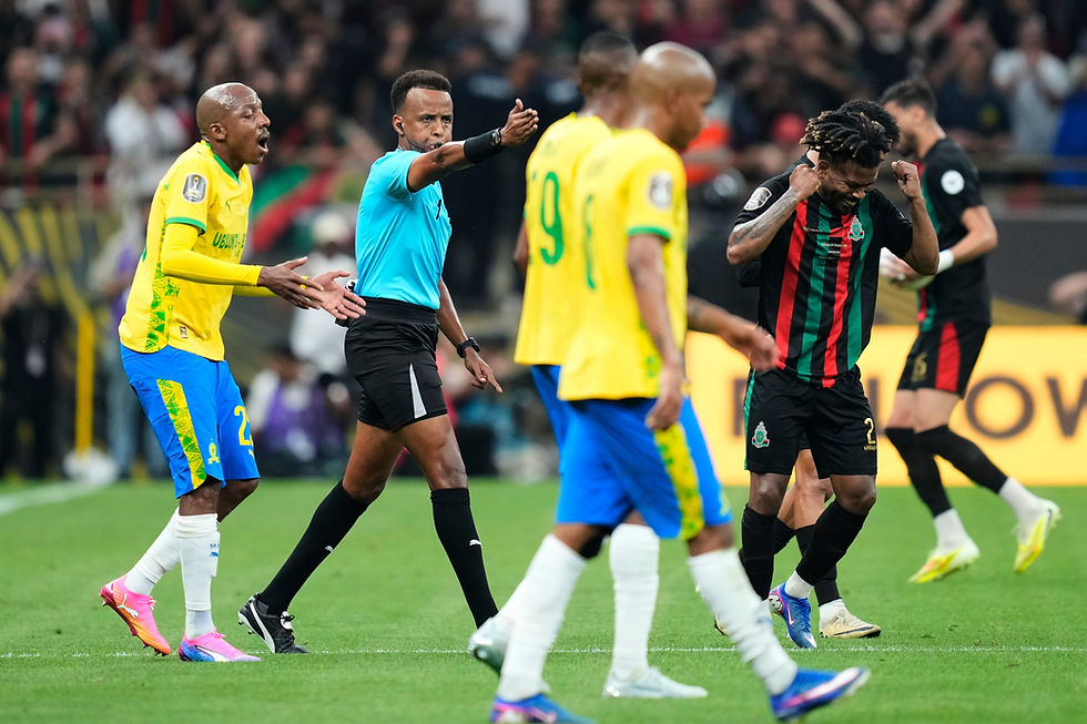 Marokko CAF Champions League Fotball
AS FAR Rabats To Carneiro, høyre, reagerer idet dommeren Omar Artan signaliserer et straffespark under CAF Champions League-finalen i fotball mellom AS FAR Rabat og Mamelodi Sundowns, i Rabat, Marokko, søndag 24. mai 2026. (AP Photo/Mosa'ab Elshamy)