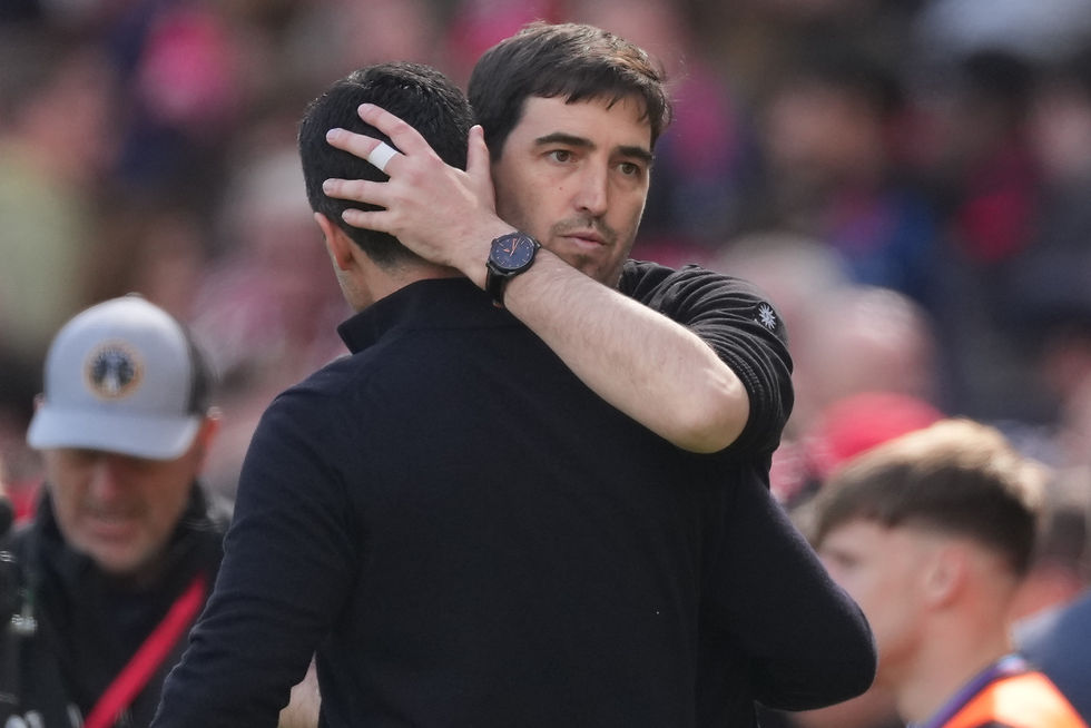 Storbritannias Premier League i fotball
Bournemouths hovedtrener Andoni Iraola klemmer Arsenals manager Mikel Arteta, til venstre, etter Premier League-kampen i fotball mellom Arsenal og Bournemouth i London, England lørdag 11. april 2026. (AP Photo/Dave Shopland)