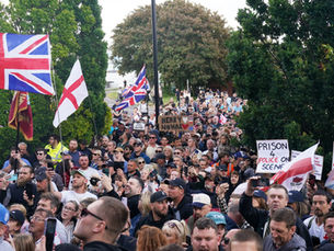 Sammenstøt mellom demonstranter og politi i England etter drapet på student