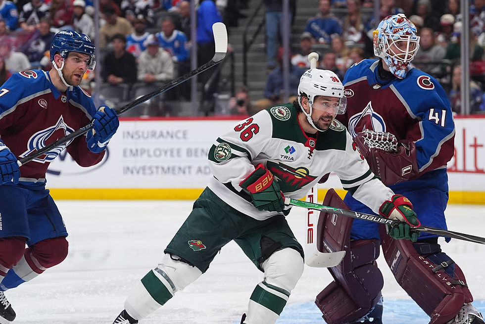 Wild Avalanche Hockey
Minnesota Wilds høyreving Mats Zuccarello, i midten, forfølger pucken mens han kjører mellom Colorado Avalanche-forsvarer Devon Toews, til venstre, og målvakt Scott Wedgewood i den andre perioden av kamp 2 i en NHL-hockey Stanley Cup-sluttspillserie i andre runde, tirsdag 5. mai 2026, i Denver. (AP Photo/David Zalubowski)