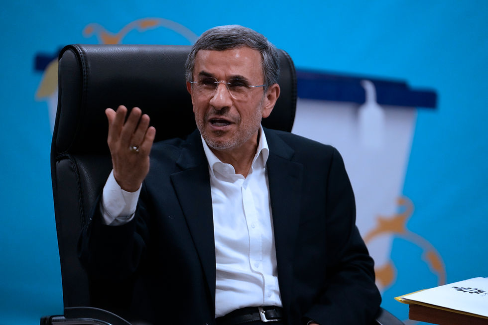 Iran-valg
Irans hardliner tidligere president Mahmoud Ahmadinejad gestikulerer mens han registrerer navnet sitt som kandidat til presidentvalget 28. juni ved innenriksdepartementet i Teheran, Iran, søndag 2. juni 2024. Irans vokterråd nektet søndag 9. juni, tidligere president Mahmoud Ahmadinejad, en brennende populist kjent for undertrykkelsen som fulgte hans omstridte gjenvalg i 2009, å stille til presidentvalget i landet. (AP Photo/Vahid Salemi)