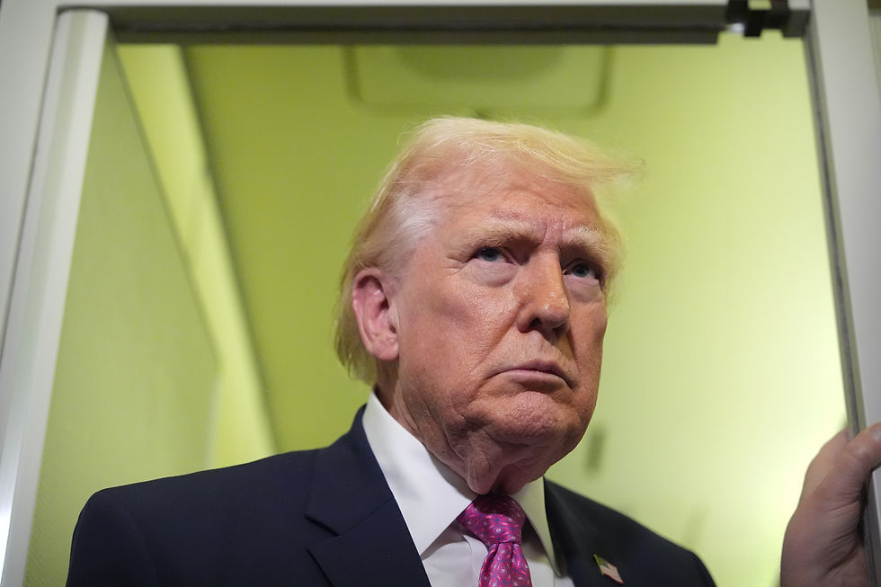 Trump
President Donald Trump snakker med journalister om bord på Air Force One på vei fra West Palm Beach i Florida til Joint Base Andrews i Maryland, søndag 29. mars 2026. (AP Photo/Mark Schiefelbein)
