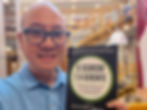 Calebe Luo segurando o livro "O Segredo é o Gerente", da Gallup