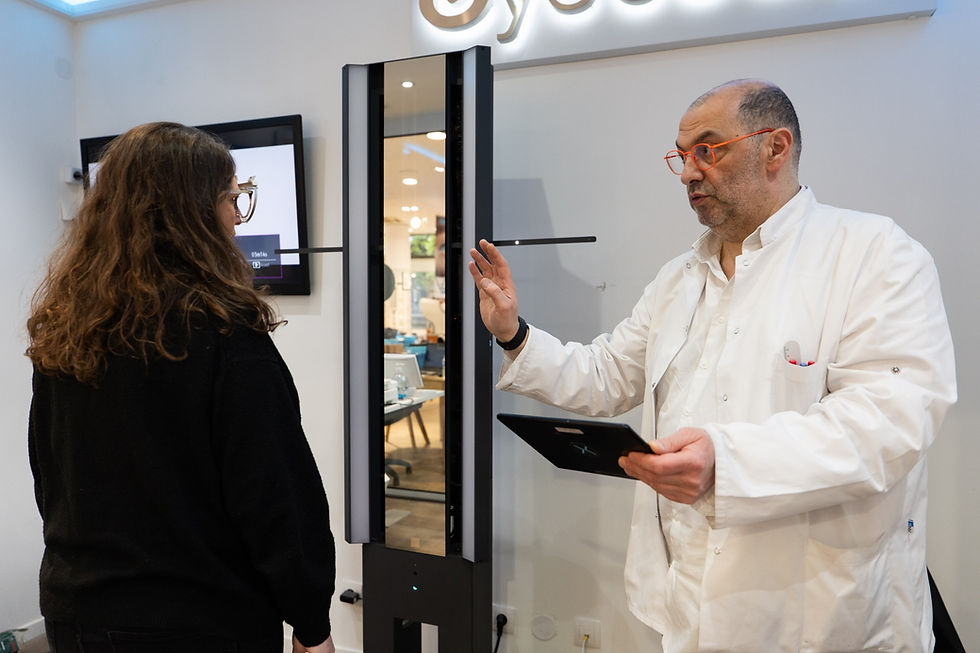 Gilles accompagne une cliente dans le choix et la personnalisation de ses verres en boutique