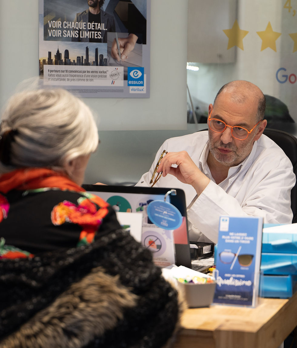 Gilles, opticien responsable de L’ART DE VOIR à Rueil-Malmaison, conseille une cliente en boutique