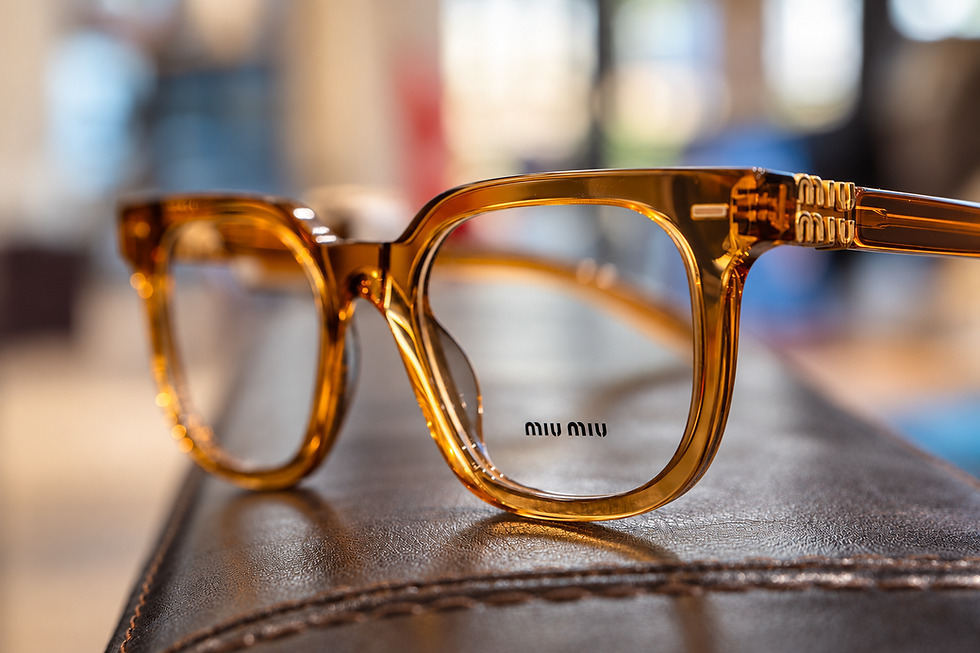 Monture de vue Miu Miu ambrée photographiée dans notre boutique