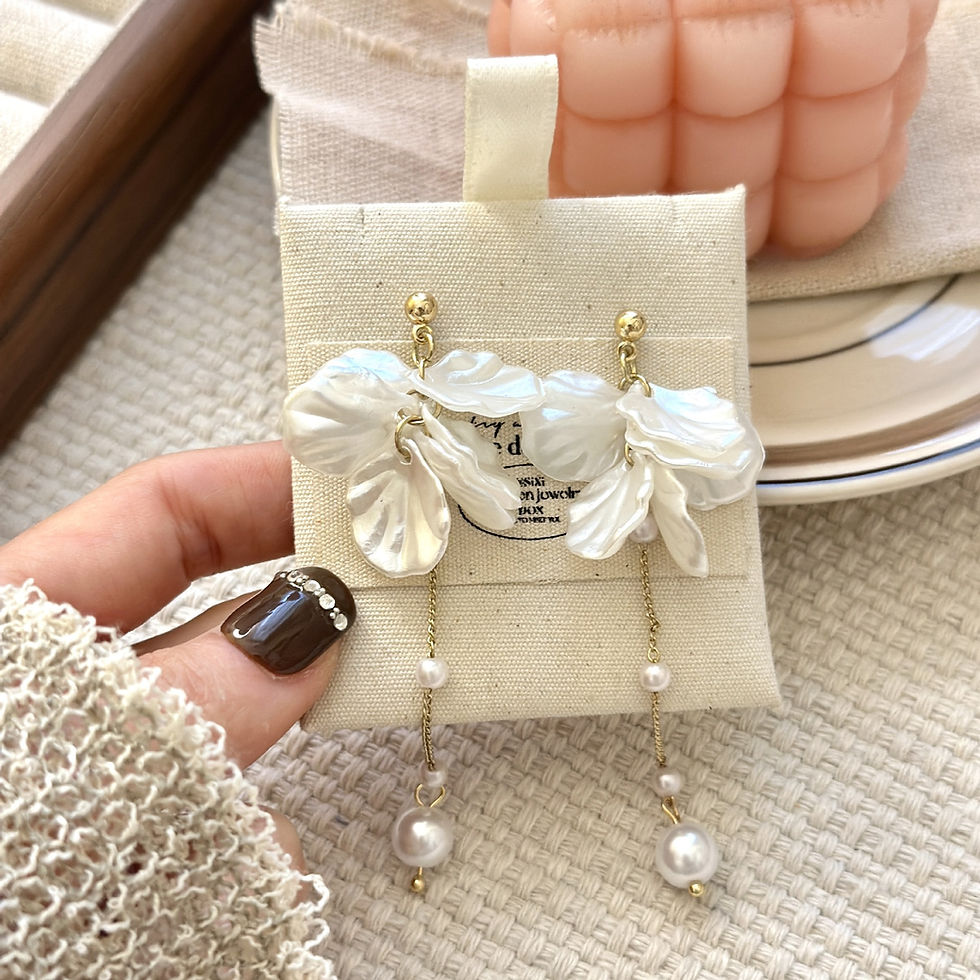 Thumbnail: Fashion Unique Glossy Shell Flower Pendant Earrings for Women Temperament Pearl 